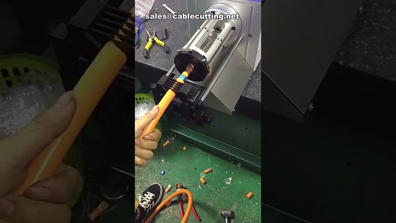 Koaxiale automatische Kabel-Rotationsabisolier-Maschine für Hochtemperatur-Leitungen – Drahtabisolierer im Einsatz