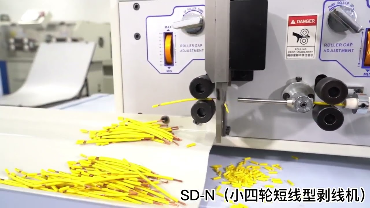 Kabelabisolier- und Abmantelmaschine SWT508SDN SDS mit Richteinheit, Kristallschutzgehäuse und Kabelsammler