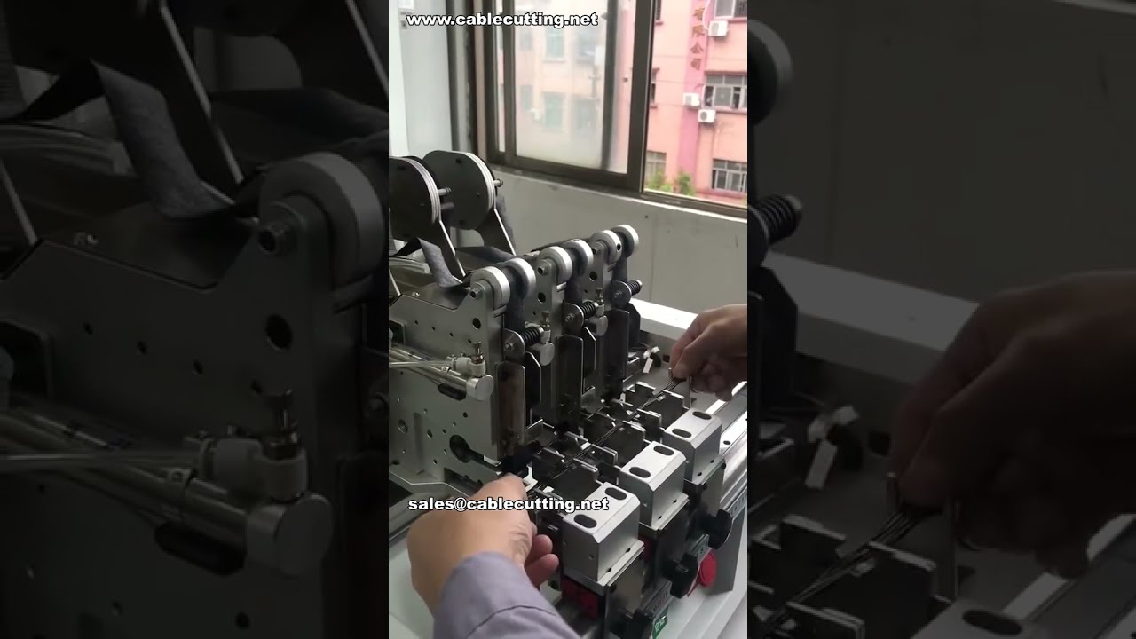 3-Punkt-Simultan-Punktklebemaschine – ab 73 mm Abstand für effiziente Kabelbaumproduktion
