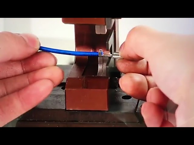 Maßgeschneiderte Crimp-Matrizen & OTP-Formen: Horizontal & Vertikal für Präzisions-Crimpen